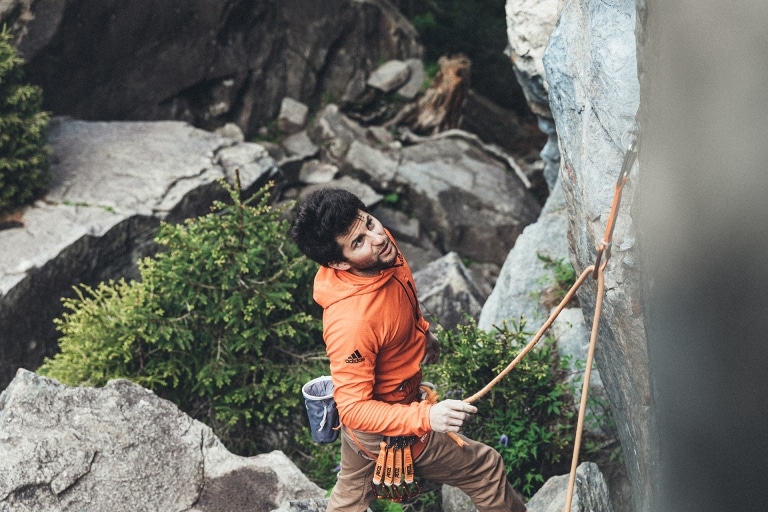 Matthias bei der Klettersicherung am Fuß einer Felswand