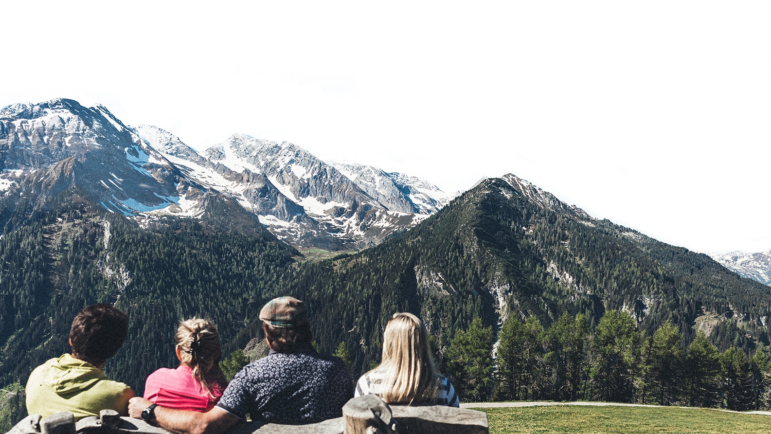 Gastgeber Familie des Tirolerhof Tux vor Sommer-Bergpanorama