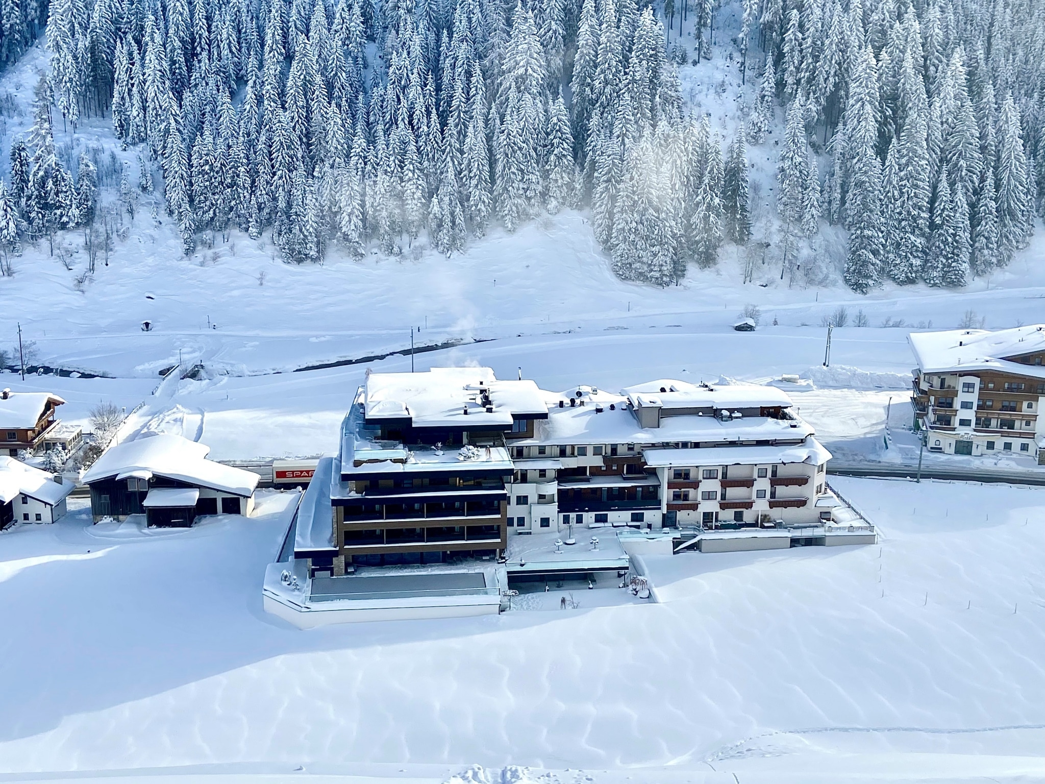 Tirolerhof Tux im verschneiten Winter aus der Vogelperspektive