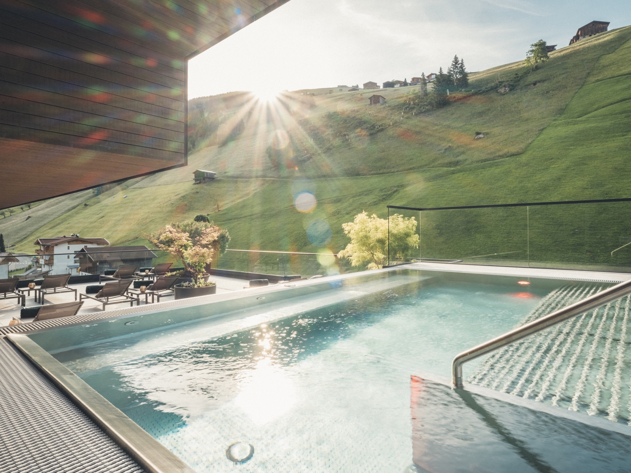 Pool im Tirolerhof im Sonnenlicht