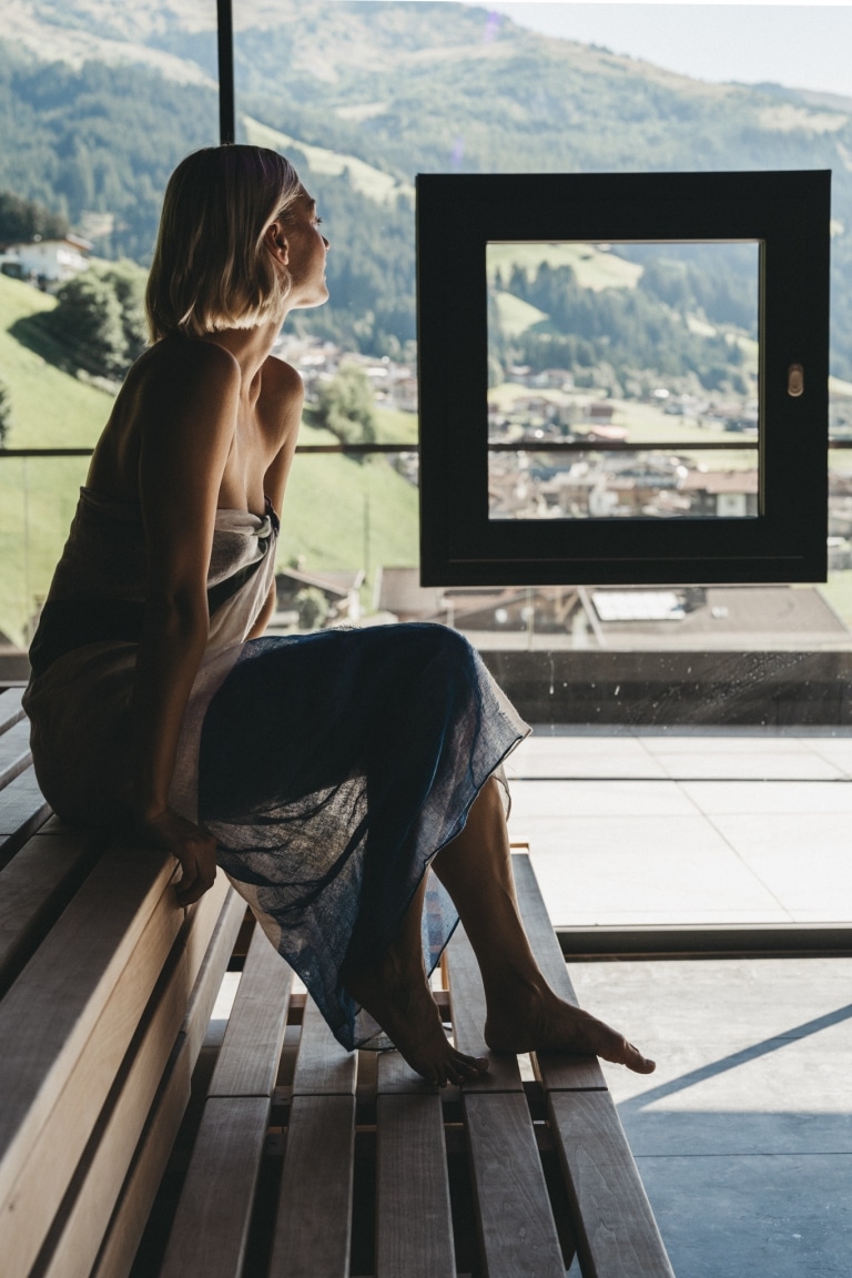 Frau in der Panorama-Sauna im Tirolerhof