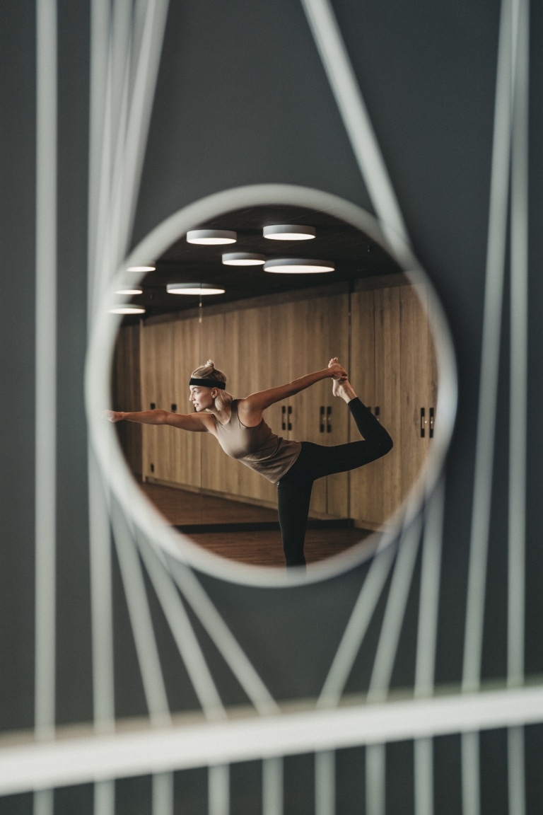Frau beim Yoga im Sporthotel Tirolerhof
